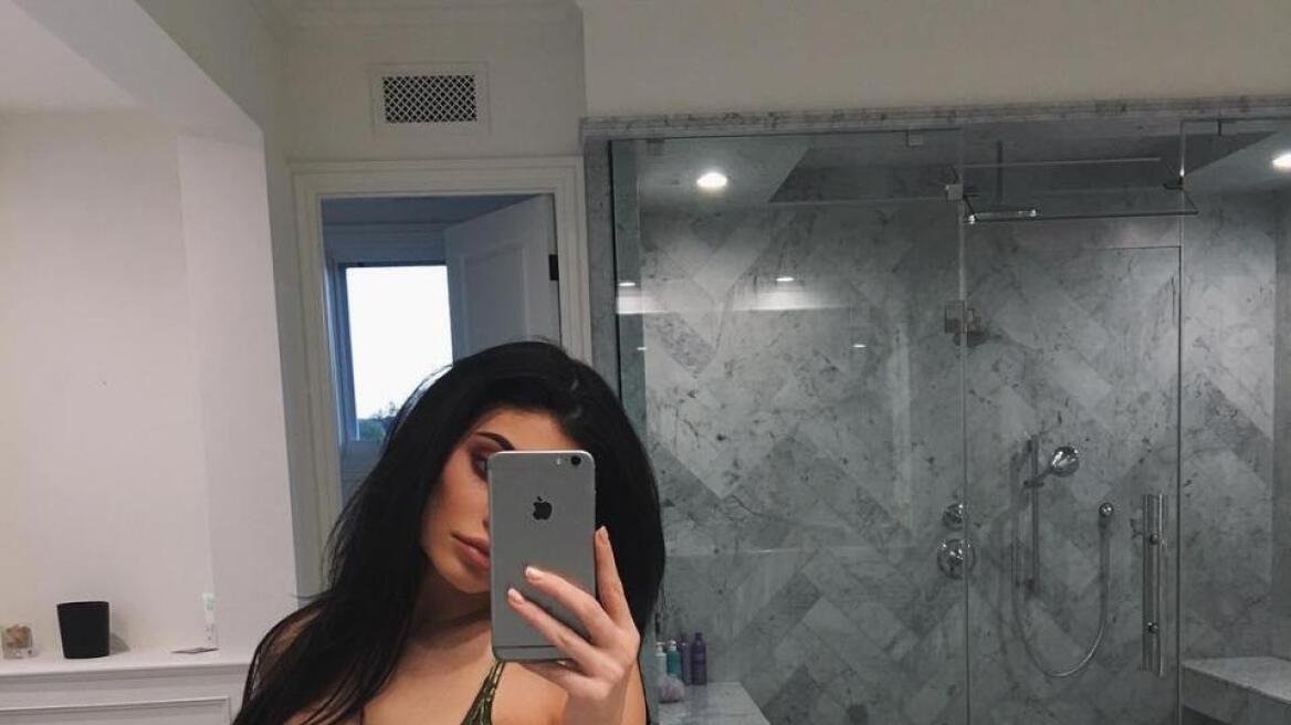 H Kylie Jenner αποχαιρέτισε το 2016 με selfie από το μπάνιο της